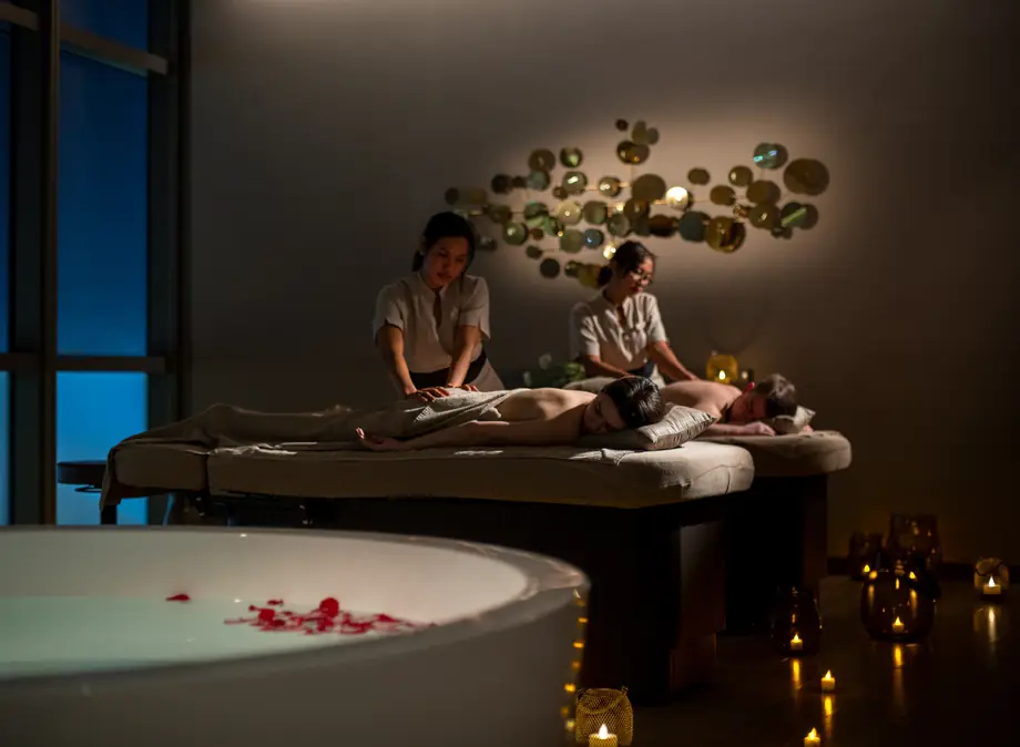 Два гостя на spa-процедуре в приглушенном свете
