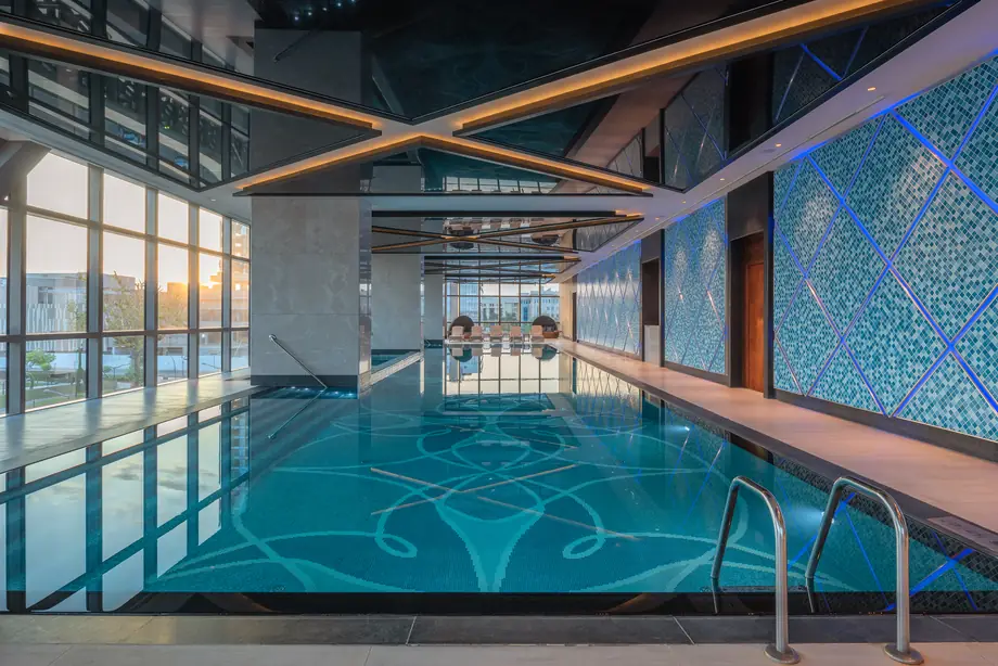 Светлый крытый бассейн Serenity Spa с панорамными окнами